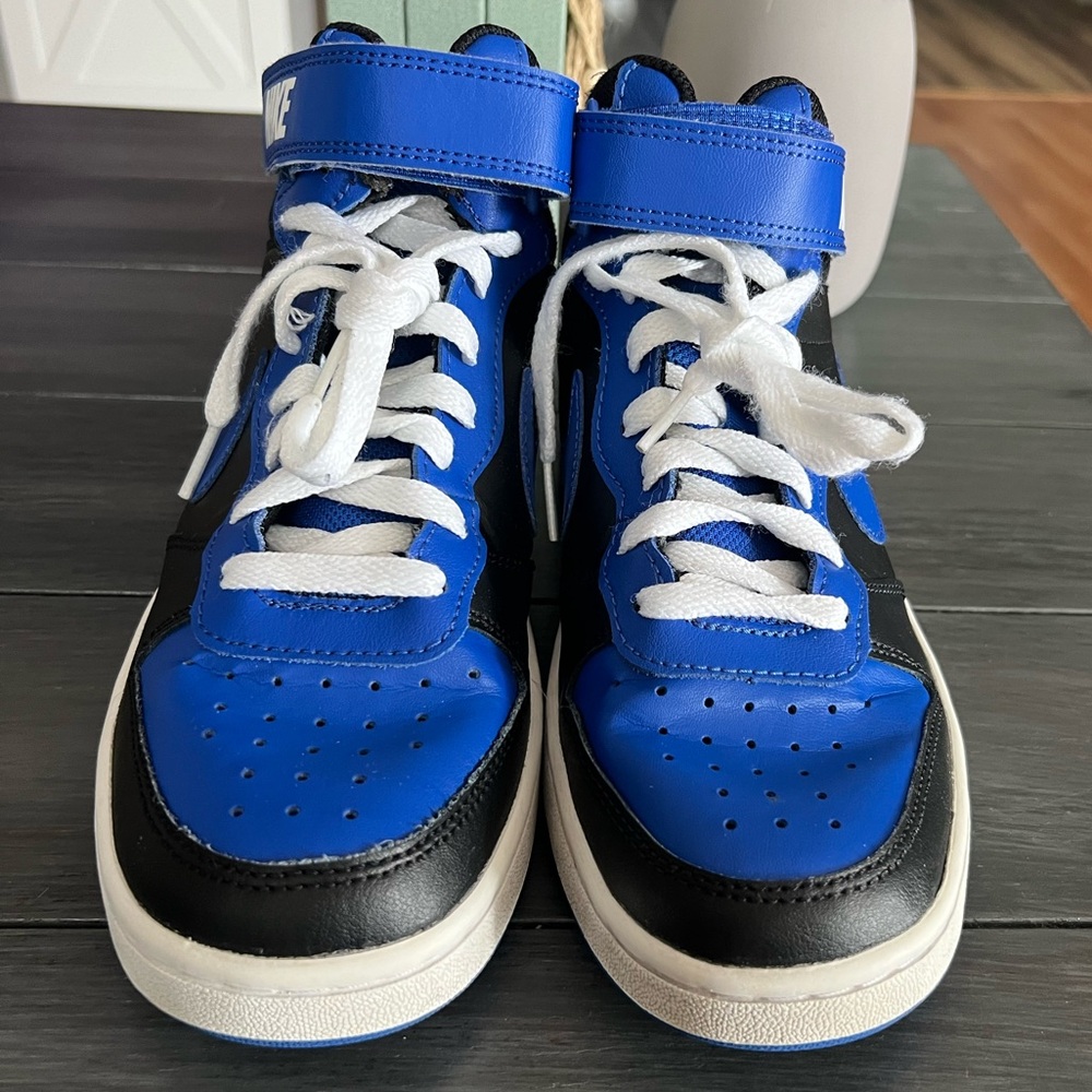 Shoe: Nike court burough. Size 5.5 boys. Color: Blue/white/black B2